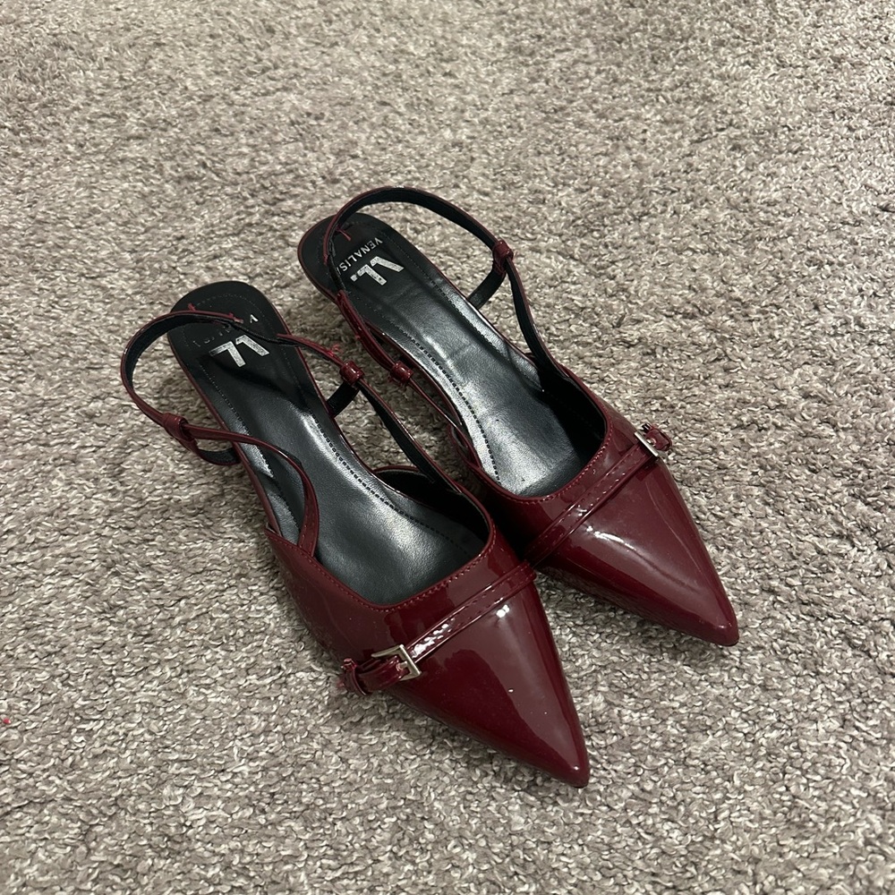 SOLD !! Women's Burgundy Kitten Heels